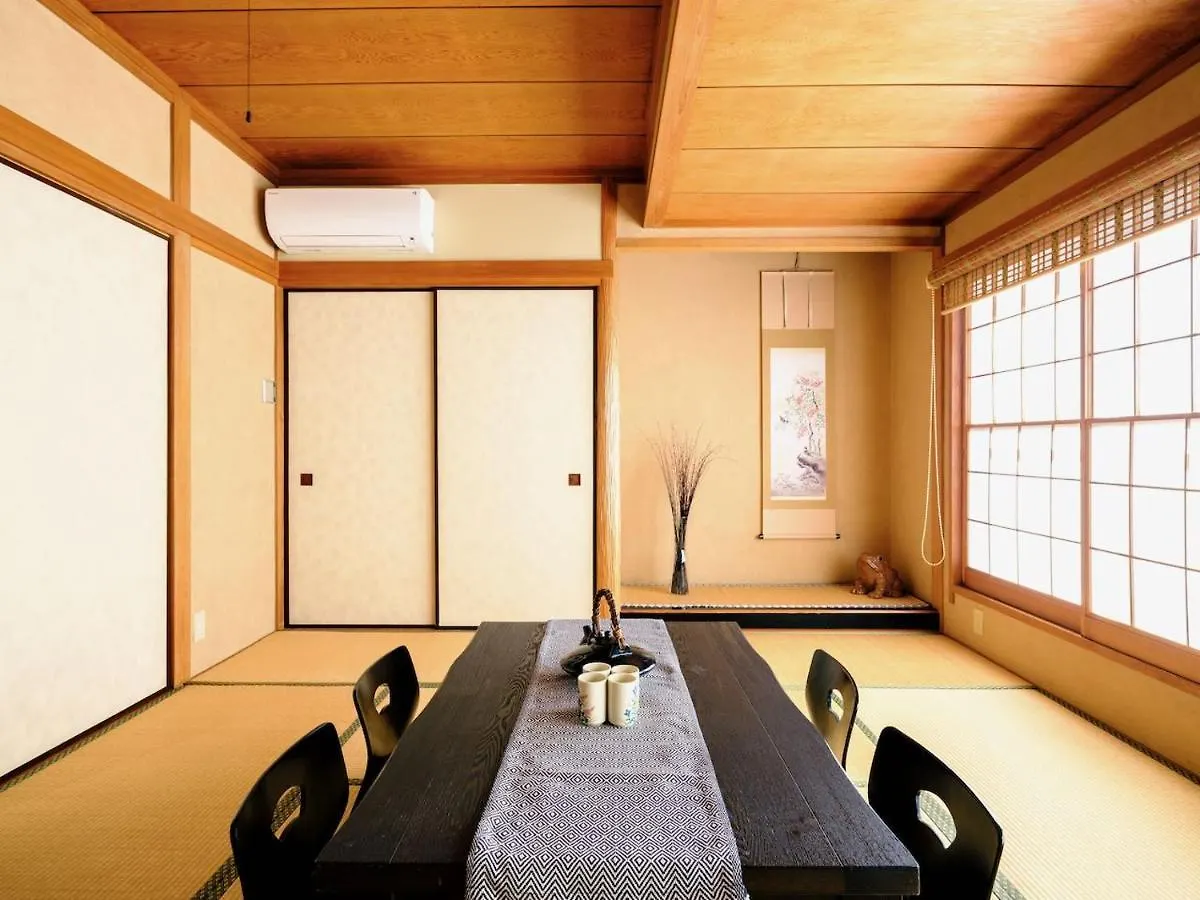 Home N Lounge Tōkyō 0*,